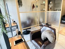 【お待ち時間もリラックスタイムへ】クッション、タブレット完備＊スープや期間限定ドリンクも♪
