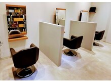 アルブル ヘアー デザイン(arbre hair design)の雰囲気（各席パーテーションで区切られておりプライベートスペースを確保）