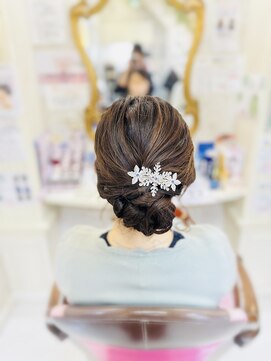 美容室 ティンカーベル シニヨンヘア