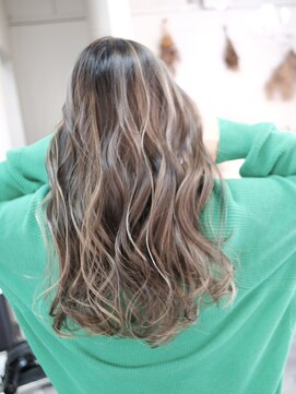 マリアナ(Mariana) ハイライトショートヘアレイヤーカットダブルカラー