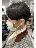 前下がりセンター分けショート