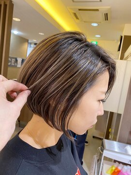 ケンジ 洋光台(KENJE) 前下がりショートボブ×コントラストハイライト　style by 田爪