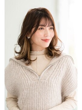 マグノリア オモテサンドウ(MAGNOLiA Omotesando) 大人のハイライトが映えるくびれヘアミディアムカール