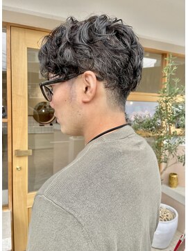 モカヘアー(mocha hair) メンズスタイル/センターパート/スパイラルパーマ/フェード