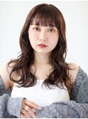 レイヤーカットとゆるふわカールのうるツヤミディアム