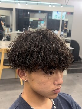 フィフス トウキョウ (fifth TOKYO) 渋谷波巻きパーマメンズカットセンターパートウルフマッシュ