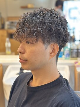 ゼロスバーバー(0's BARBER SHOP) ツイストスパイラルパーマ/波巻きパーマ/シャドウ/メンズカット
