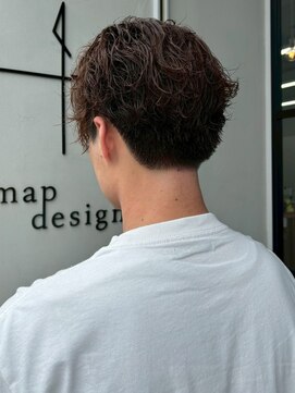 マップデザイン(map design) 波巻きパーマ ブラウンカラー 刈り上げ ツーブロック 20代
