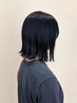 ウミト(Umito) ツヤめく暗髪×外ハネミディ