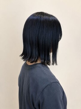 ウミト(Umito) ツヤめく暗髪×外ハネミディ