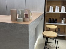 ソアー(SOAR)の雰囲気（ウェイティングカウンターはバーにもなりそうな雰囲気。）