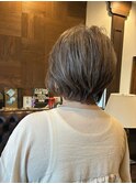 ショートボブの白髪デザインカラー
