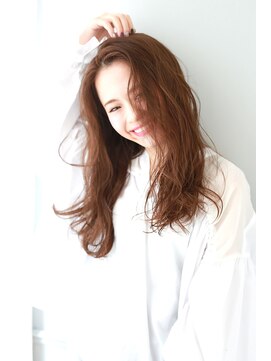 アイビー(Ivy) 無造作ウェーブのロングヘアー