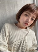 ミニボブ　艶ベージュ　バング　スロウカラー
