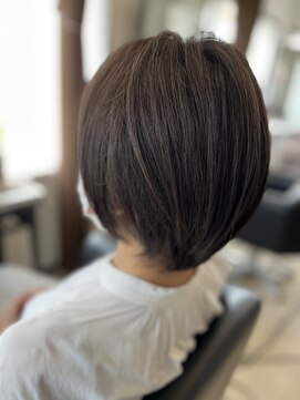 コア フィール ア デイ(COIFFURE A DAY) 【プラチナカラー】耳掛けショートボブ