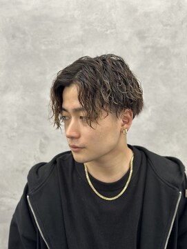 クロムトウキョウ ザ バーバー ネオン 新宿店(CHROM TOKYO the Barber ne/on) センターパート/ツイストスパイラルパーマ