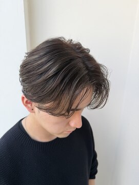 ディレクション(Direction) センターパート×フェード×色気透明感カラー