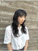 黒髪ウェーブロング｜顔まわりレイヤーで抜け感ヘア