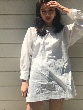 ヌース(NOUS) ダークカラーに合わせ遊ばせた程よいウエットミディ【オリーブ】