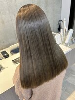 セル(CELL)&nbsp;カーキベージュ　くすみカラー　ブリーチ　透明感カラー　ロング