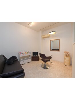 【キッズスペースあり/広々とした個室】プライベート空間で、お子様を隣で見ながら施術可能なので安心◎