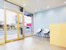 イコイ(ikoi)の雰囲気(爽やかなスカイブルーの店内が印象的)