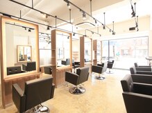 ヘアーサロン デ フォーエバークレール(hairsalon de Forever clair)の雰囲気（明るく開放的な店内）