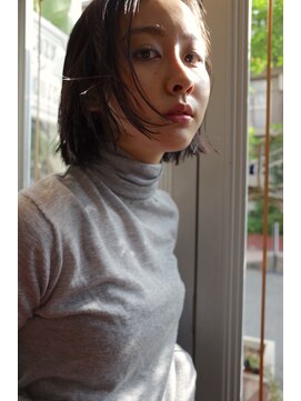 レイジーアワーズ(Lazy Hours) ニュアンスカラー×センターパートボブ[20代/30代/40代]