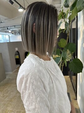 メリー オオサカ(Merly Osaka) 主婦さんに人気！長持ち&コスパ良きバレイヤージュ_contrast ash