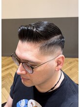 トウキョウ クラシック バーバー タウン(TOKYO CLASSIC BARBER TOWN) サイドパート、スキンフェード