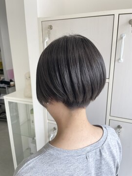 ヘア エッセンス エルメ(hair essence elme) 【透明感グレーカラー／刈り上げショート】