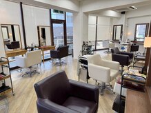 ヨハヘアガーデン(YOHA HAIR GARDEN)の雰囲気（光が差し込む明るくナチュラルな店内です♪）