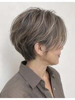 ウル(ulu)&nbsp;大人ショートレイヤー　白髪ぼかしハイライト　名東区美容室