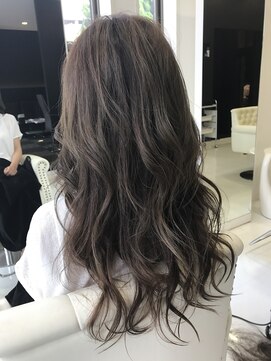 サローネデ アグスティナ バイ サンバンチ(salones de agustina by sanbanchi) グレージュカラー