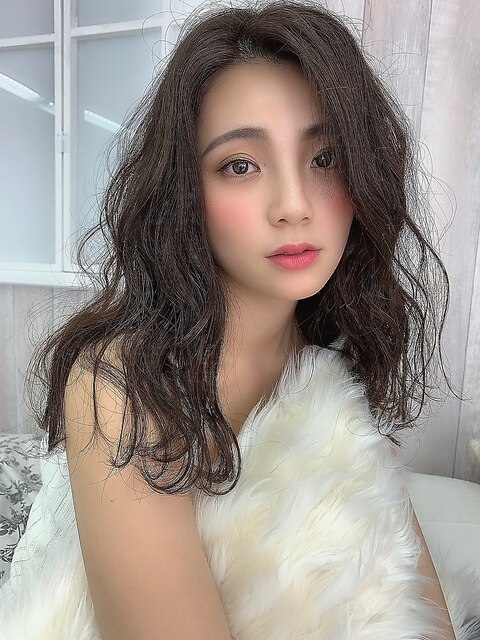 インスタで人気の透明感ある、ゆるふわヘアー