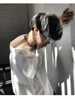 シン(syn) 刈り上げマッシュ シルバーカラー