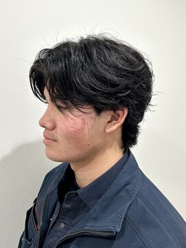 ヒュイル バイ ニアウ(Hwyl by Niau) メンズカットパーマフェザーショートセンターパートニュアンス