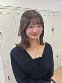 鎖骨レイヤーカットのグレージュ