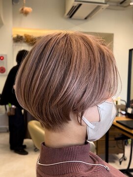 アローム(alom) マッシュショートで後ろ美人