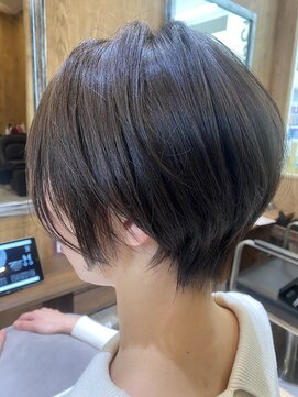 イー(E) ショートボブ