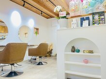 ラス(Ras)の雰囲気（待合いにはソファーがあり、ベビースペースもご用意できます。）