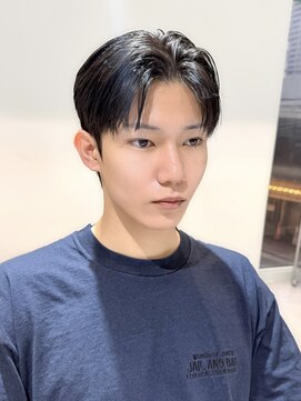 ノラ ウメダ(NORA UMEDA) センターパート×スリックカット×ダウンパーマ