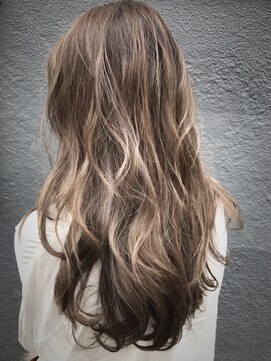 ロコスピアーズ(ROCO SPEARZ) 本場ブロンドに近づけたスポンテニアスグレージュメッシュ