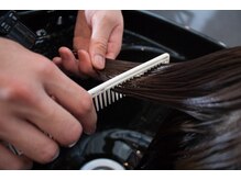 クシを通す角度を全スタイリストで統一。小さなダメージの元まで注意を払い、大切な髪の毛を守ります♪