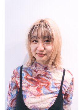 シカ(sica) 外国人のようなラフなワンレングススタイル