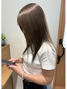 最新のモテ髪を叶えるなら、ツヤ×ストレート◎ボリュームを抑えて、後ろ姿も自然な仕上がりに♪