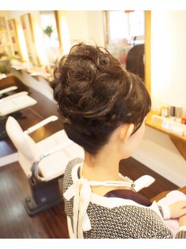 みつばちの美容室 上品なヘップバーン風アップ