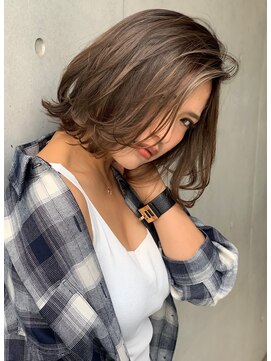 トルネード(TORNADO) ベージュハイライト前下がりボブ