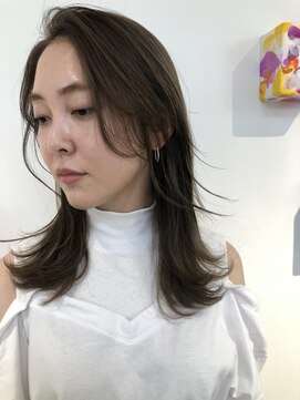 スピンヘアワークス(Spin Hair Works) ミルクティーベージュ_韓国_外ハネ_耳かけ_ミディアム