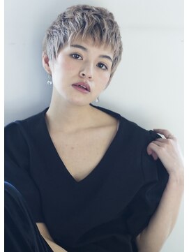 ソイルバイロミー(soil by ROMMY) モードショートレイヤースタイル◎個性◎ハイトーン◎シルバー